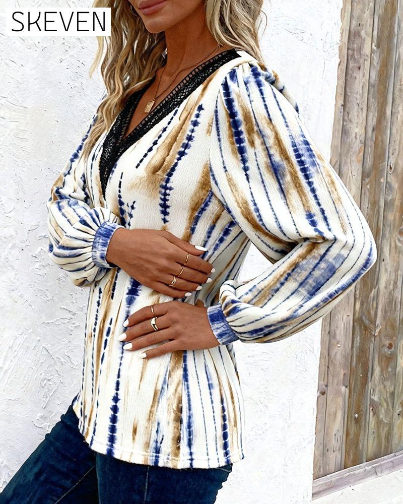 V-Ausschnitt Patchwork-Top mit lockerem Print