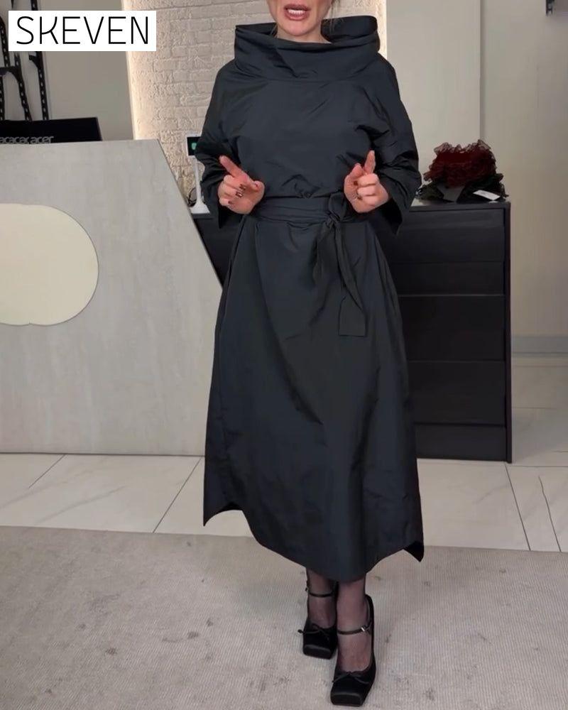 Modisches langes Kleid mit weitem Ausschnitt und Bindebändern
