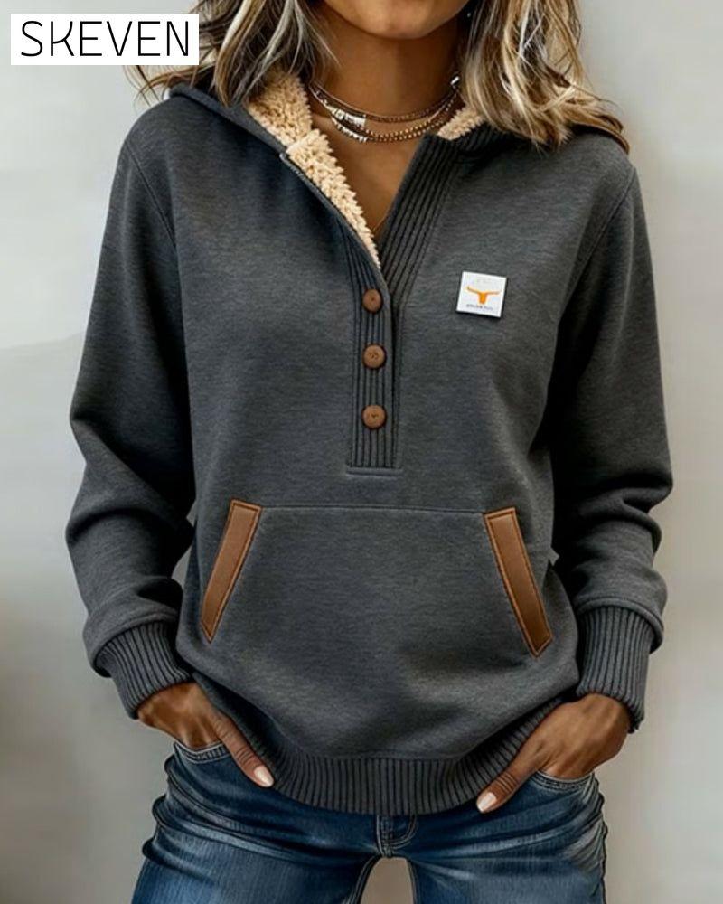 Stilvoller Kapuzenpullover mit Farbblock-Design und Knopfleiste.