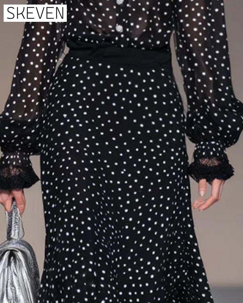 Modisches Kleid mit V-Ausschnitt und Polka-Dots