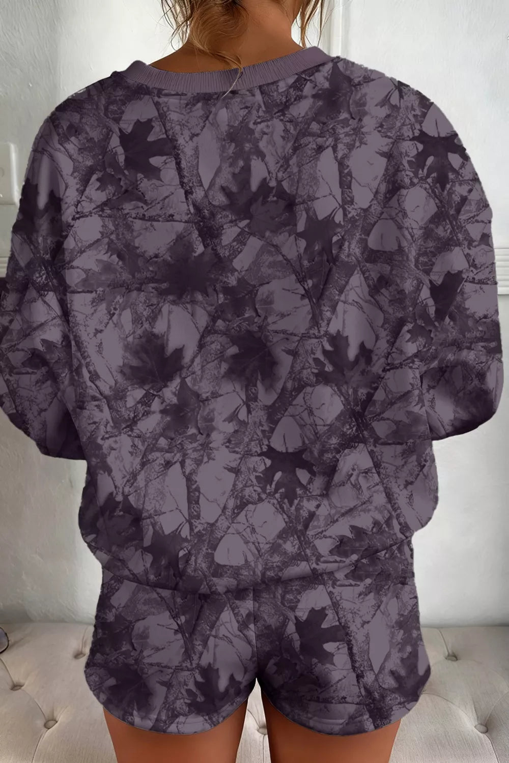 Set aus weitem Pullover mit Kordelzug und Shorts im abstrakten Waldtarnmuster