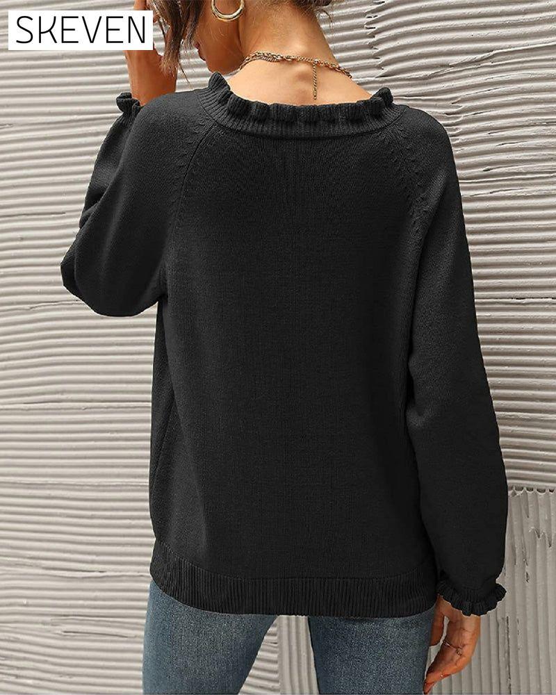 Lässiger, einfarbiger Pullover mit Reversknopf und Rüschen