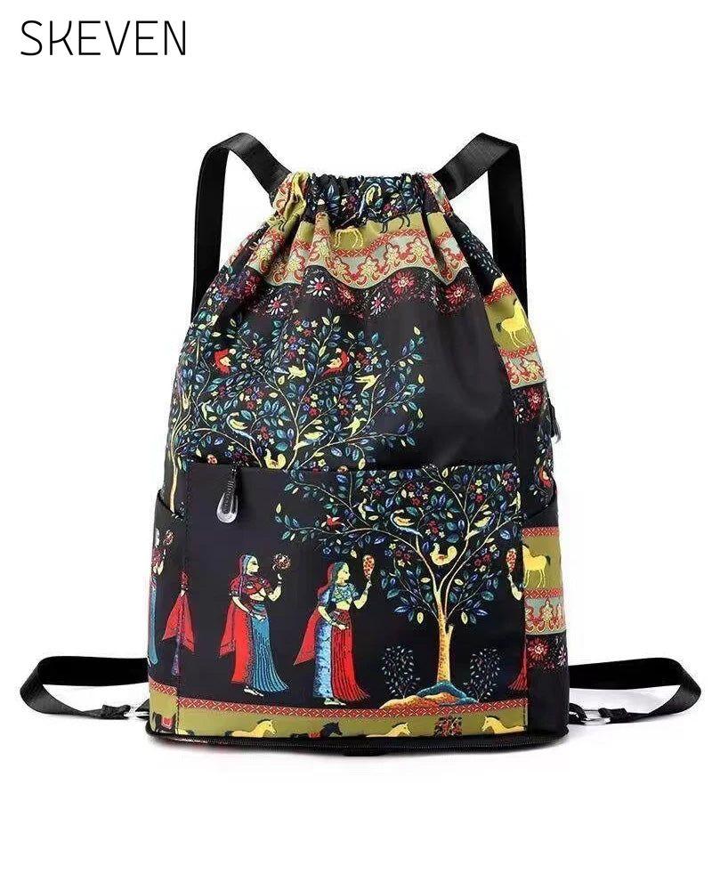 Schultertasche im Ethno-Stil mit Kordelzug
