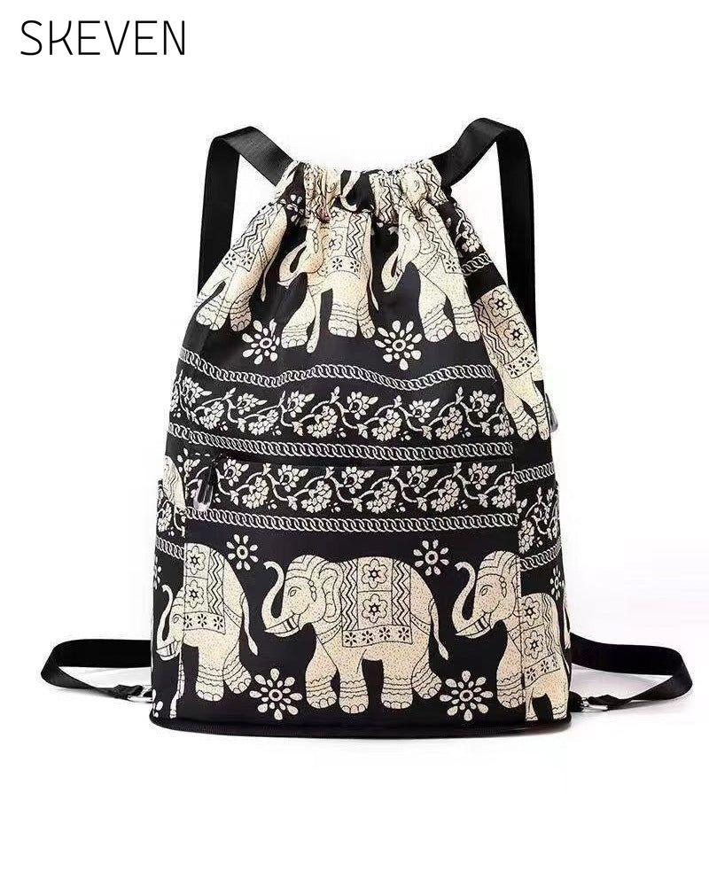 Schultertasche im Ethno-Stil mit Kordelzug