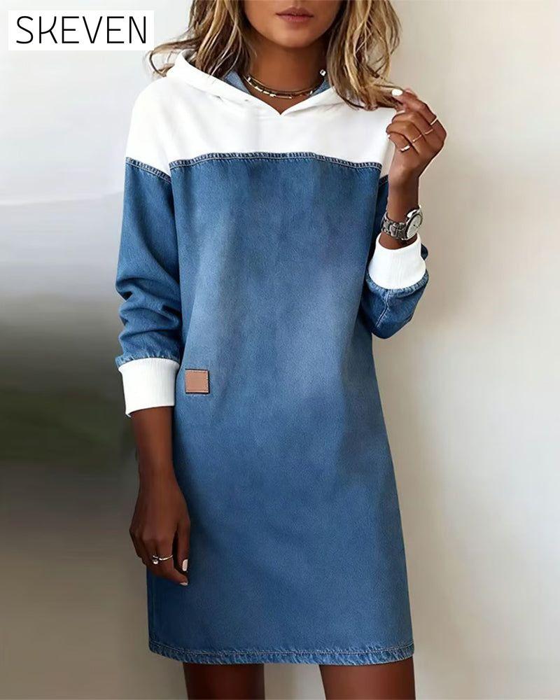 Kapuzenkleid aus Denim mit Patchwork-Details und überschnittenen Schultern