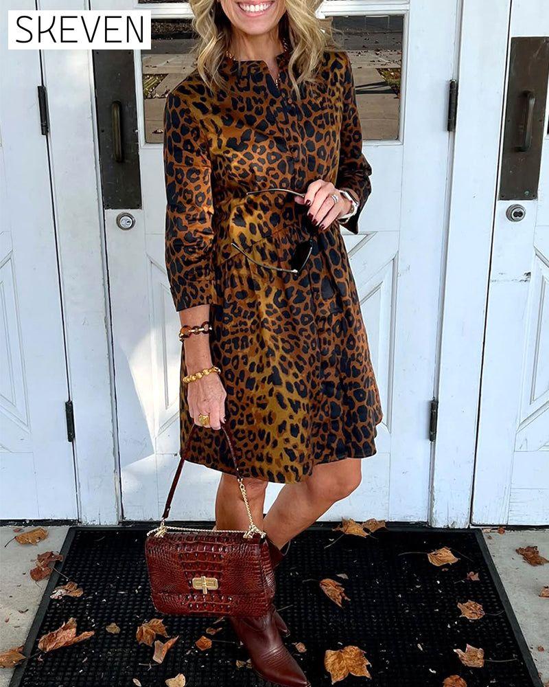 Stilvolles und vielseitiges Kleid mit Leopardenmuster