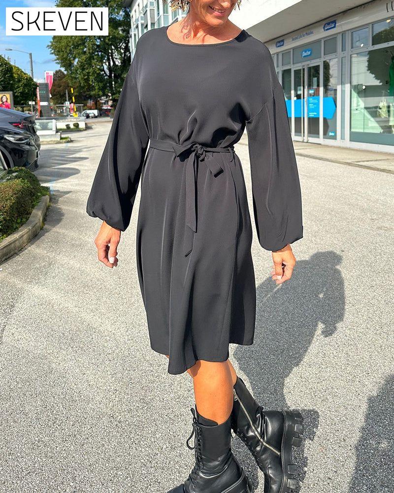 robe unie à col rond et cravate