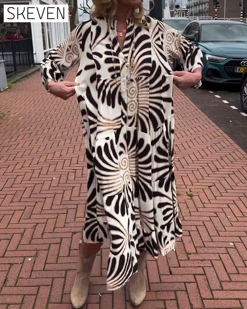 Kleid mit Print und V-Ausschnitt sowie ausgestellten Ärmeln