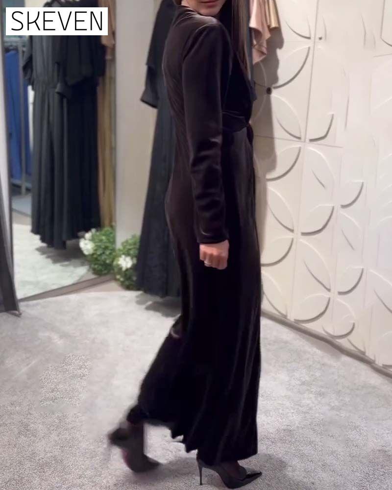 Stilvolles, figurbetontes Kleid mit V-Ausschnitt