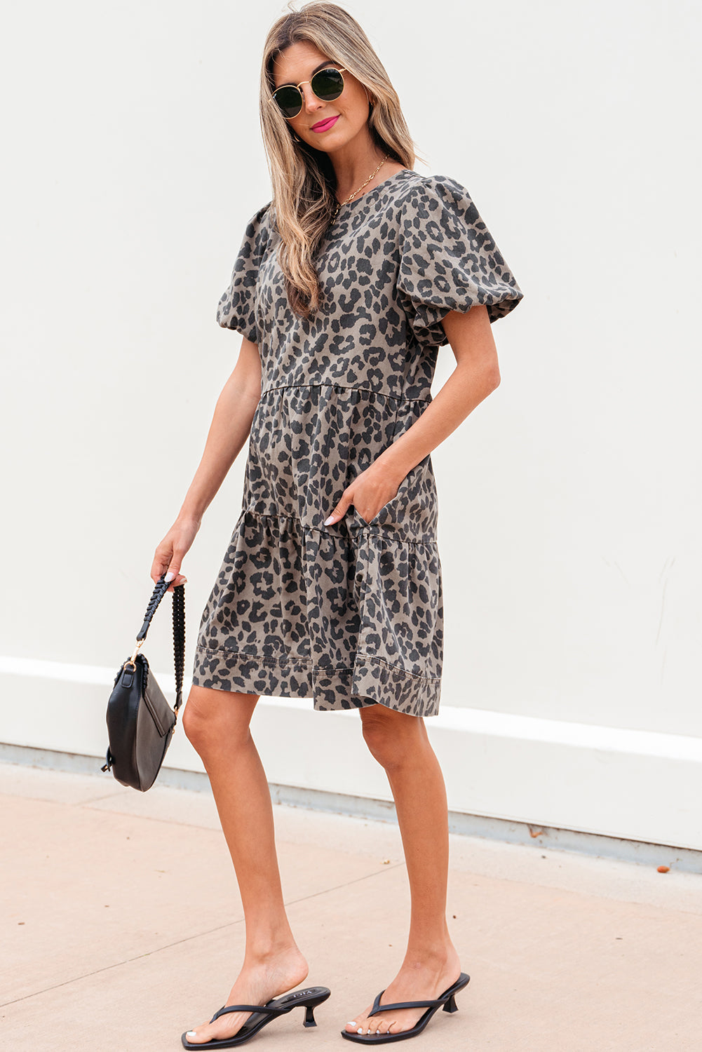 Minikleid aus braunem Denim mit Leopardenmuster und kurzen Puffärmeln