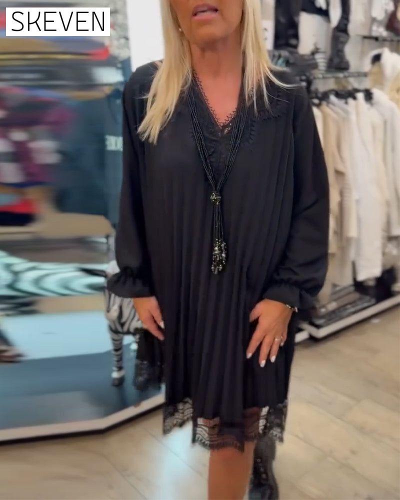 Locker geschnittenes, plissiertes Kleid mit Spitzenbesatz