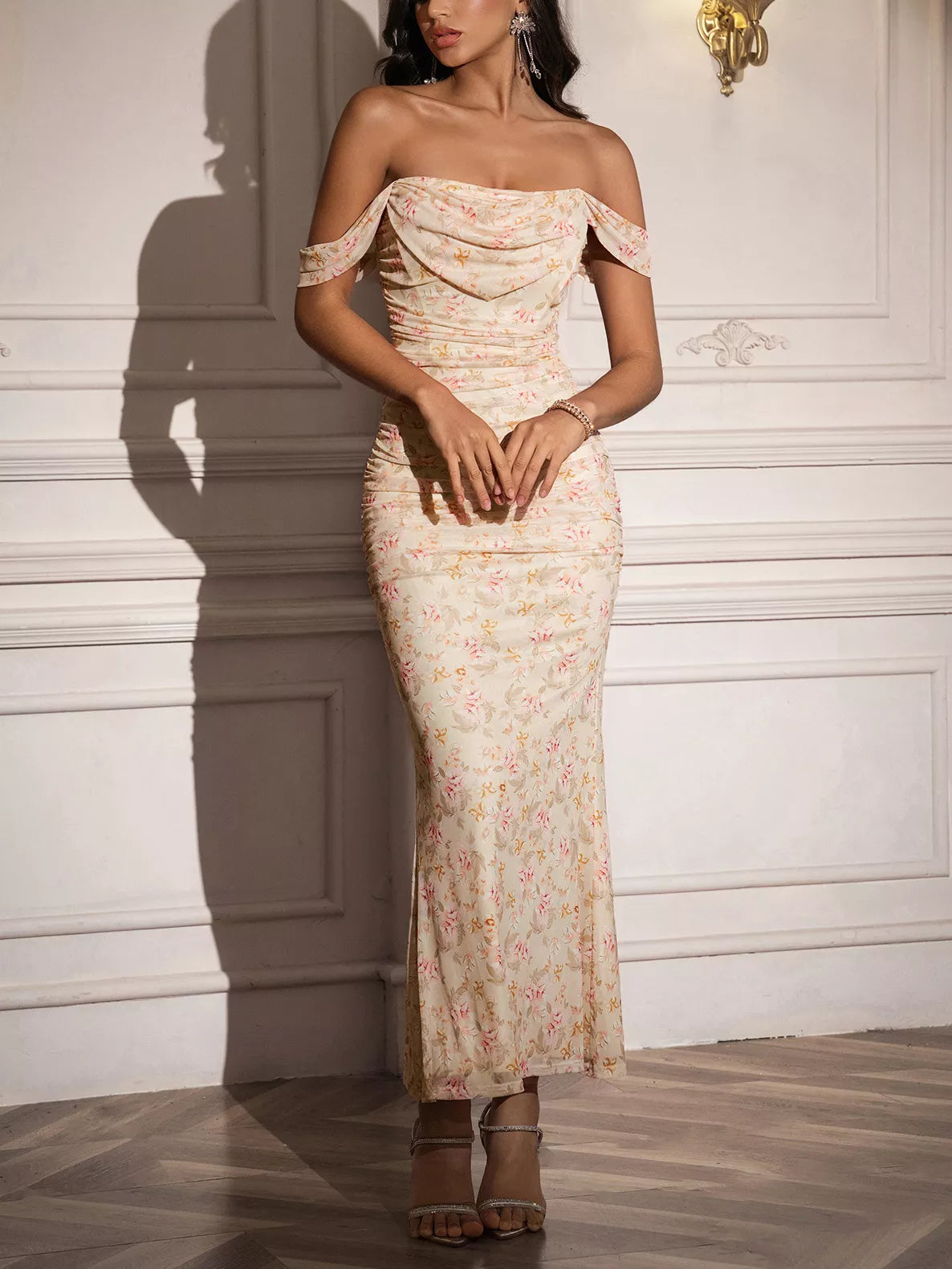 Schulterfreies, gerafftes Meerjungfrauenkleid mit Blumenmuster