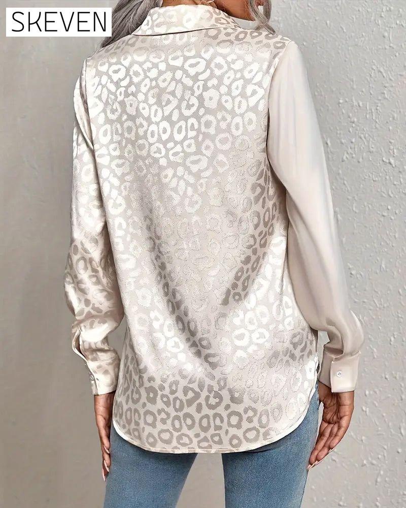 Chemise à empiècements en satin imprimé léopard