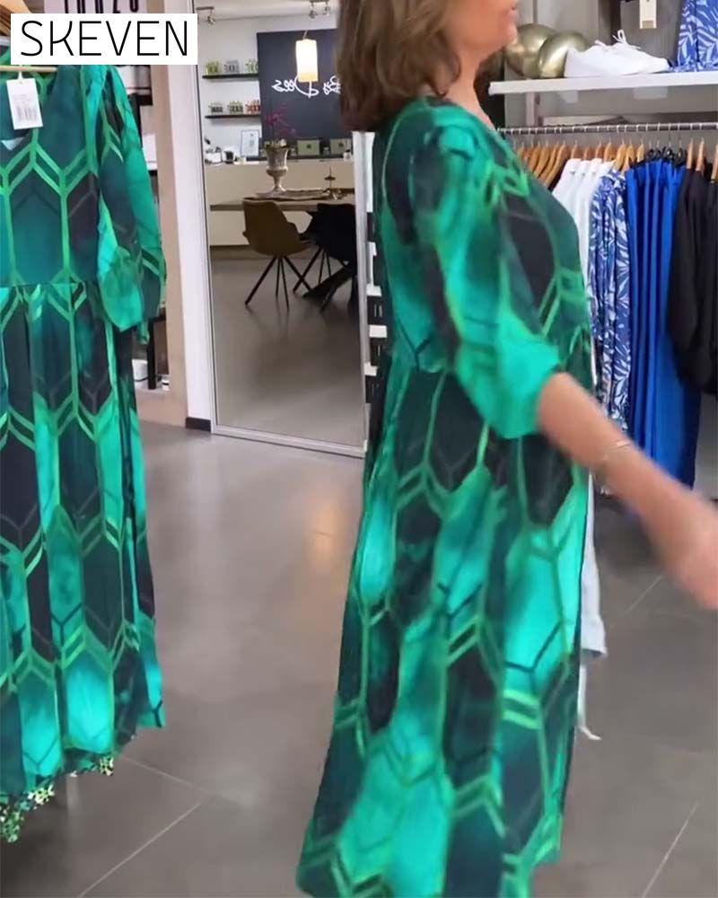 Dreiviertelärmeliges, bedrucktes Kleid mit V-Ausschnitt
