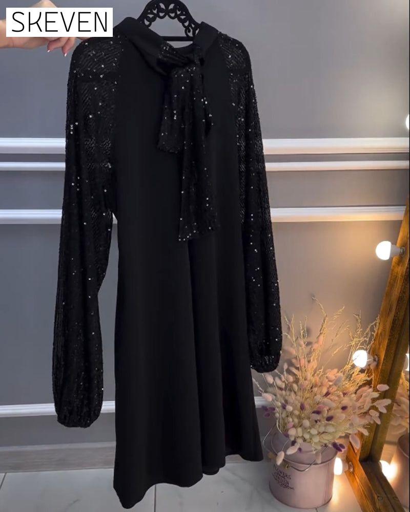 Einfarbiges Kleid mit Patchwork-Ärmeln