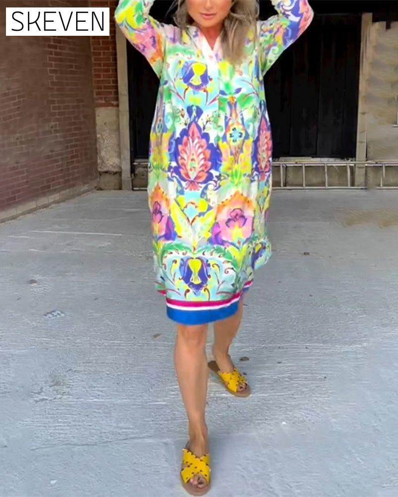 Bedrucktes, locker sitzendes Kleid mit V-Ausschnitt