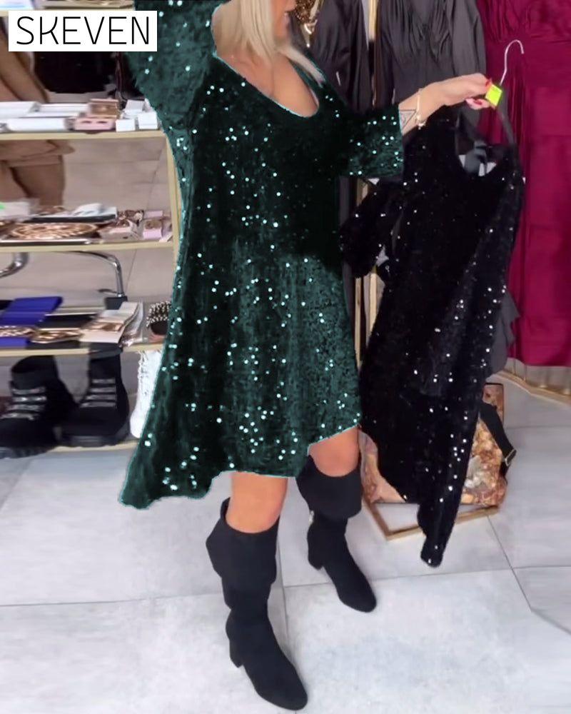 Samtkleid mit Pailletten und weitem Ausschnitt