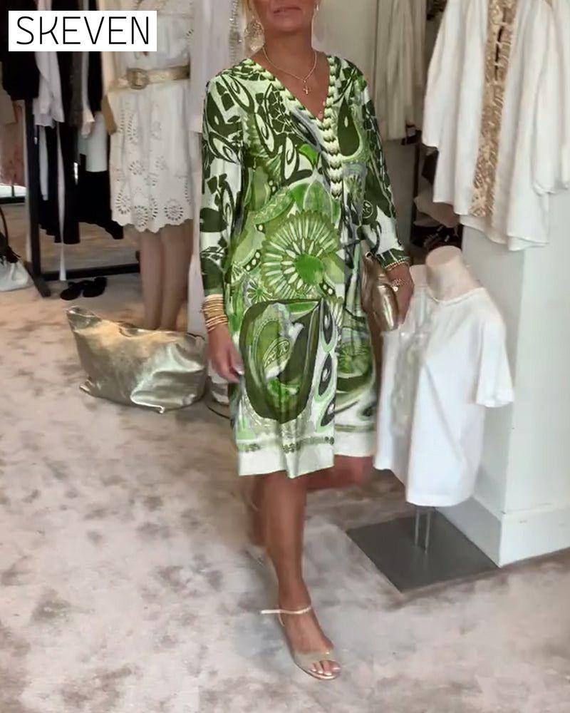 Lässiges Kleid mit Retro-Print und V-Ausschnitt
