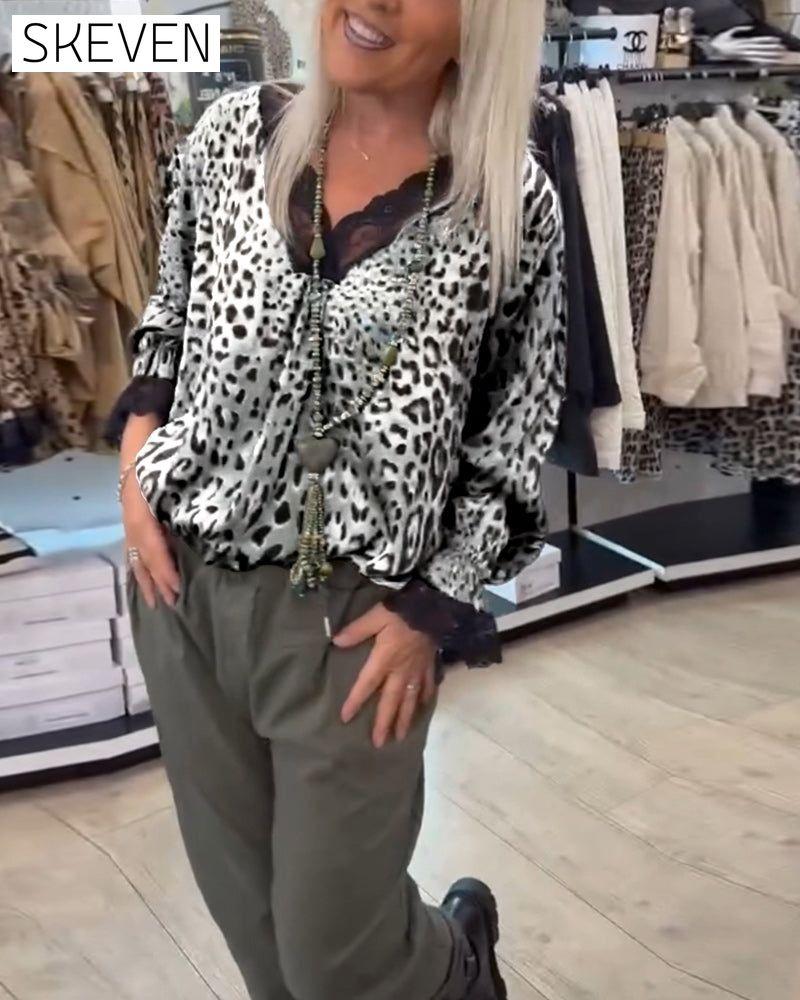 Blouse tendance à imprimé léopard, col V et empiècements en dentelle.