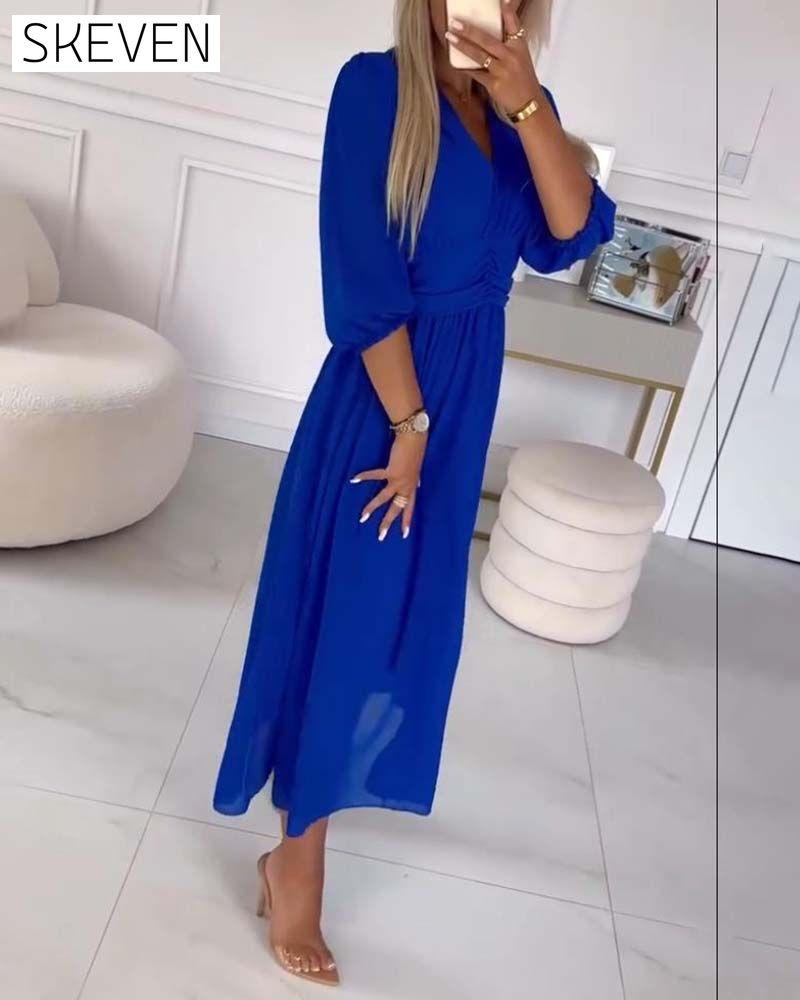 Taillenkleid in Unifarbe mit V-Ausschnitt