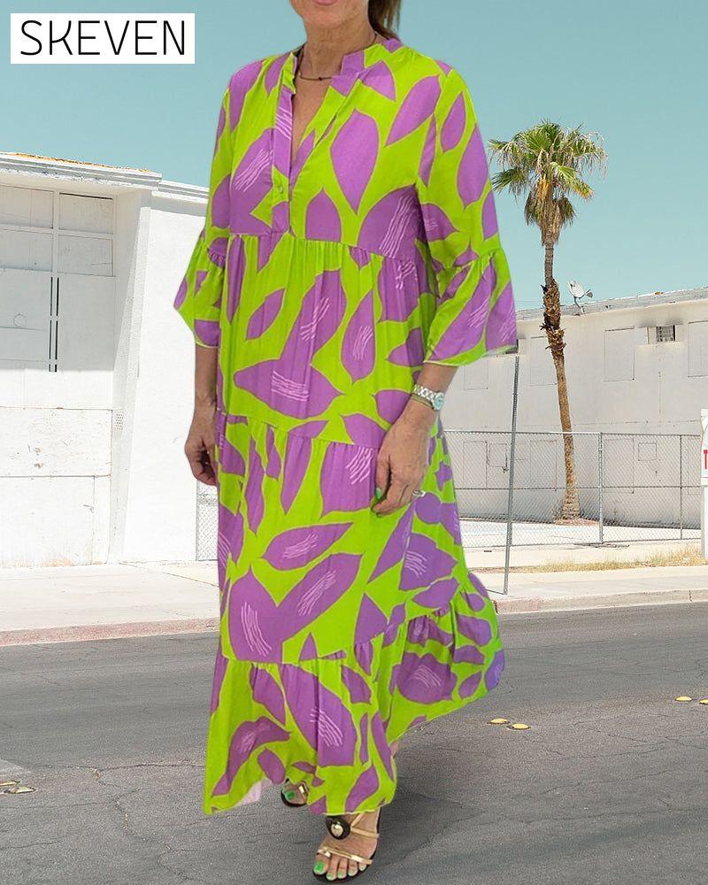 Kleid mit Blättermuster und kurzen Ärmeln