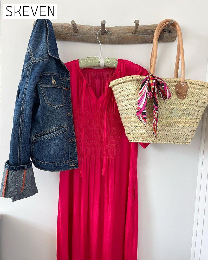 Rotes plissiertes Kleid mit V-Ausschnitt 