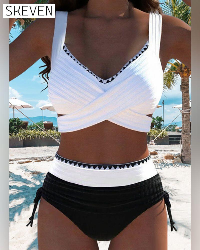 Lässiger zweiteiliger Bikini mit kontrastfarbenen Ziernähten
