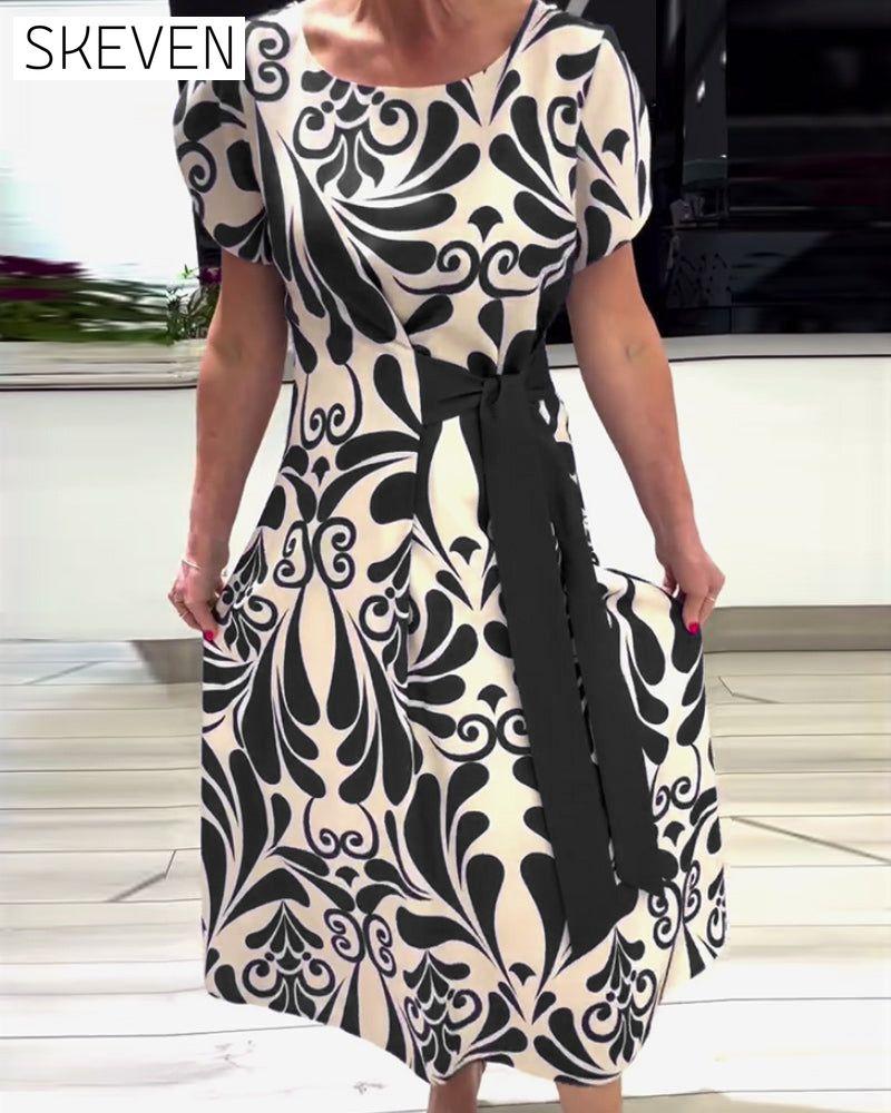 Elegantes Kurzarmkleid mit Kontrastprint