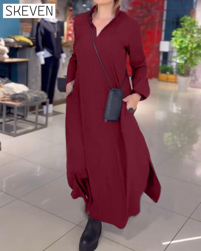 langes, locker sitzendes Kleid mit Seitenschlitz und Revers