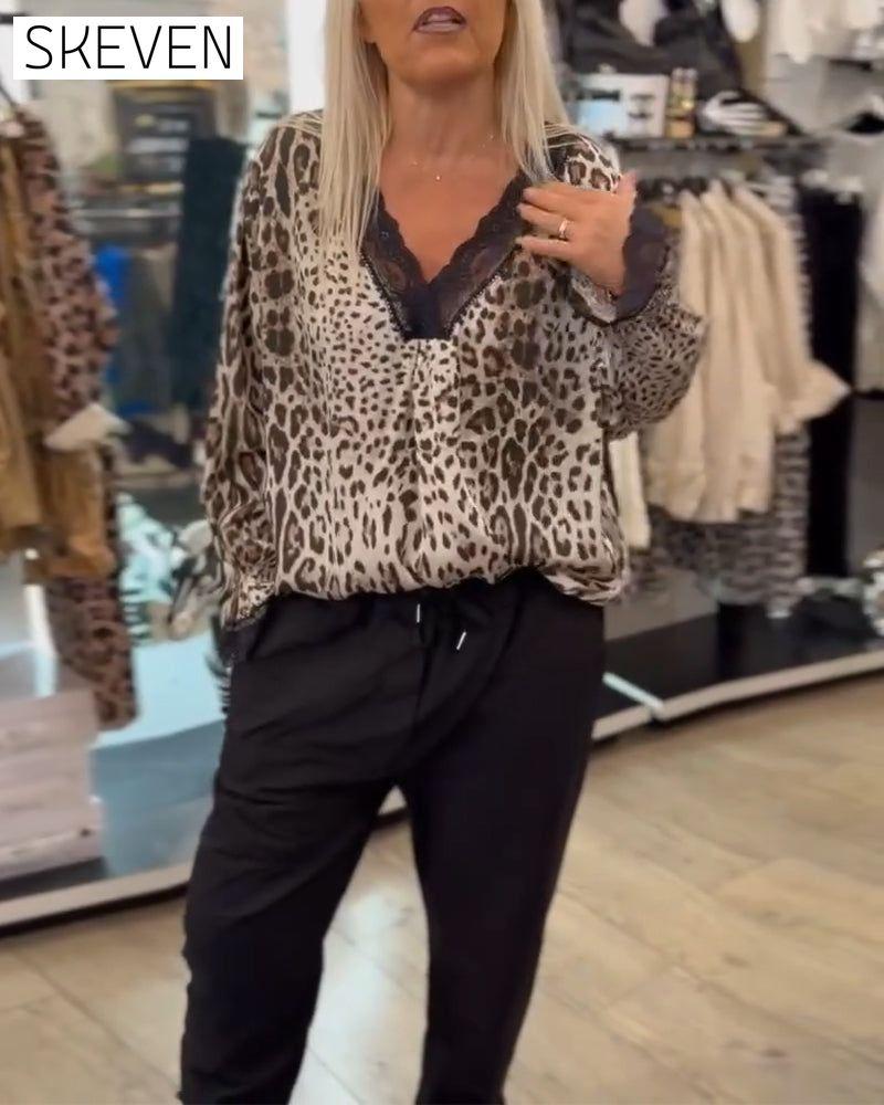 Blouse tendance à imprimé léopard, col V et empiècements en dentelle.