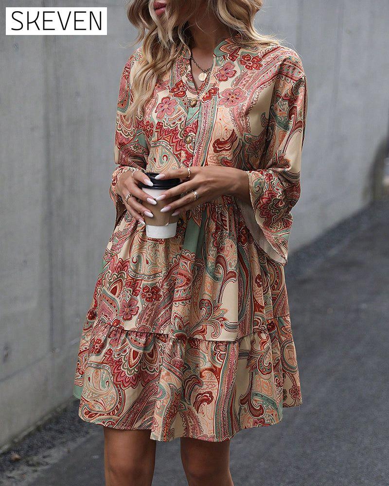 Kleid mit Paisley-Muster und V-Ausschnitt