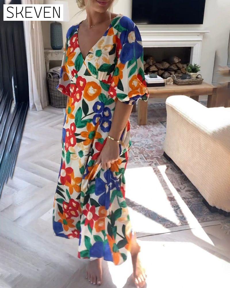 Kleid mit Blumenmuster und V-Ausschnitt