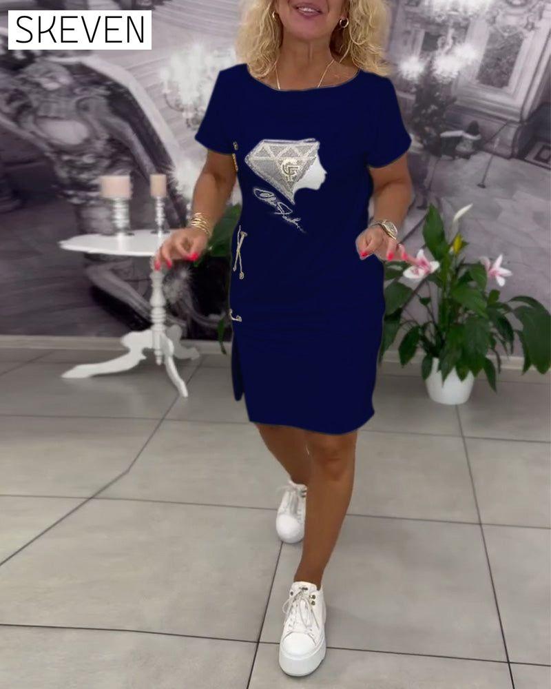 Bedrucktes, tailliertes Kleid mit Schlitz