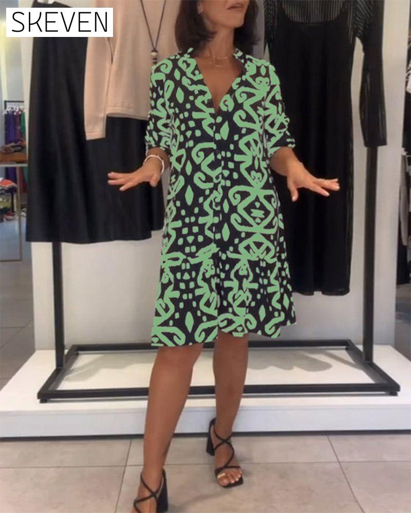 Elegantes bedrucktes Kleid mit V-Ausschnitt