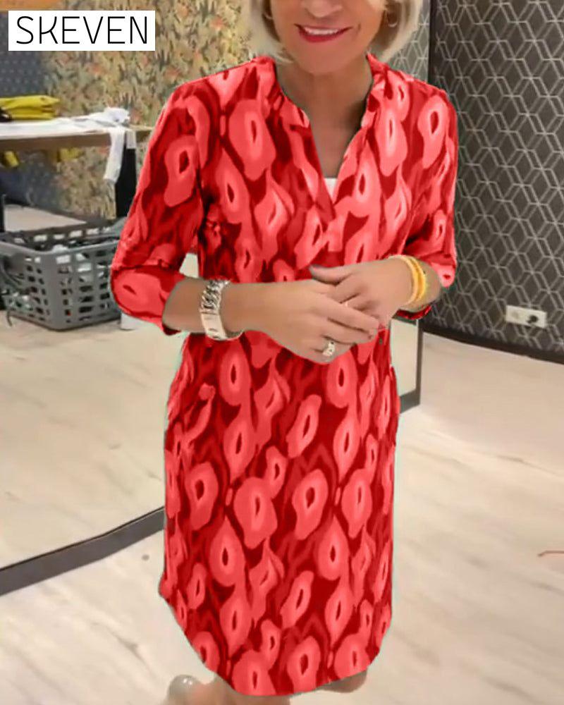 Kleid mit V-Ausschnitt und bedruckten Dreiviertelärmeln