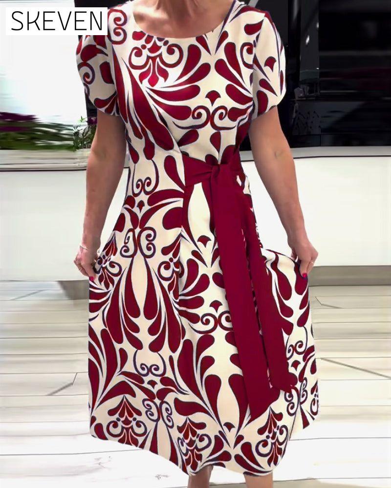 Elegantes Kurzarmkleid mit Kontrastprint