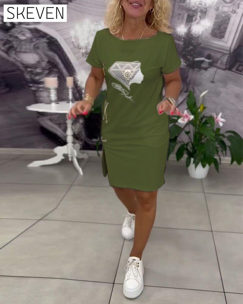 Bedrucktes, tailliertes Kleid mit Schlitz