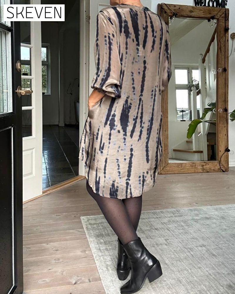 Bedrucktes, langärmeliges Kleid mit V-Ausschnitt