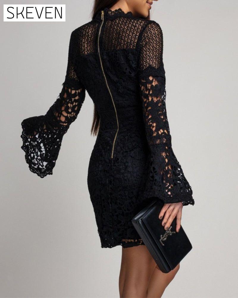 Kleid mit Glockenärmeln und Spitze an der Hüfte