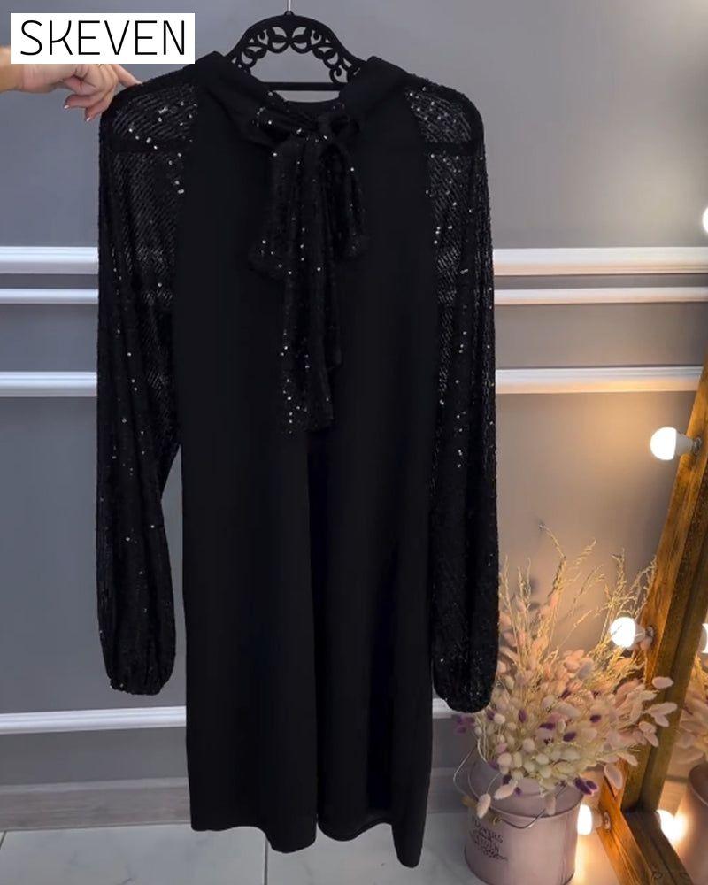 Einfarbiges Kleid mit Patchwork-Ärmeln