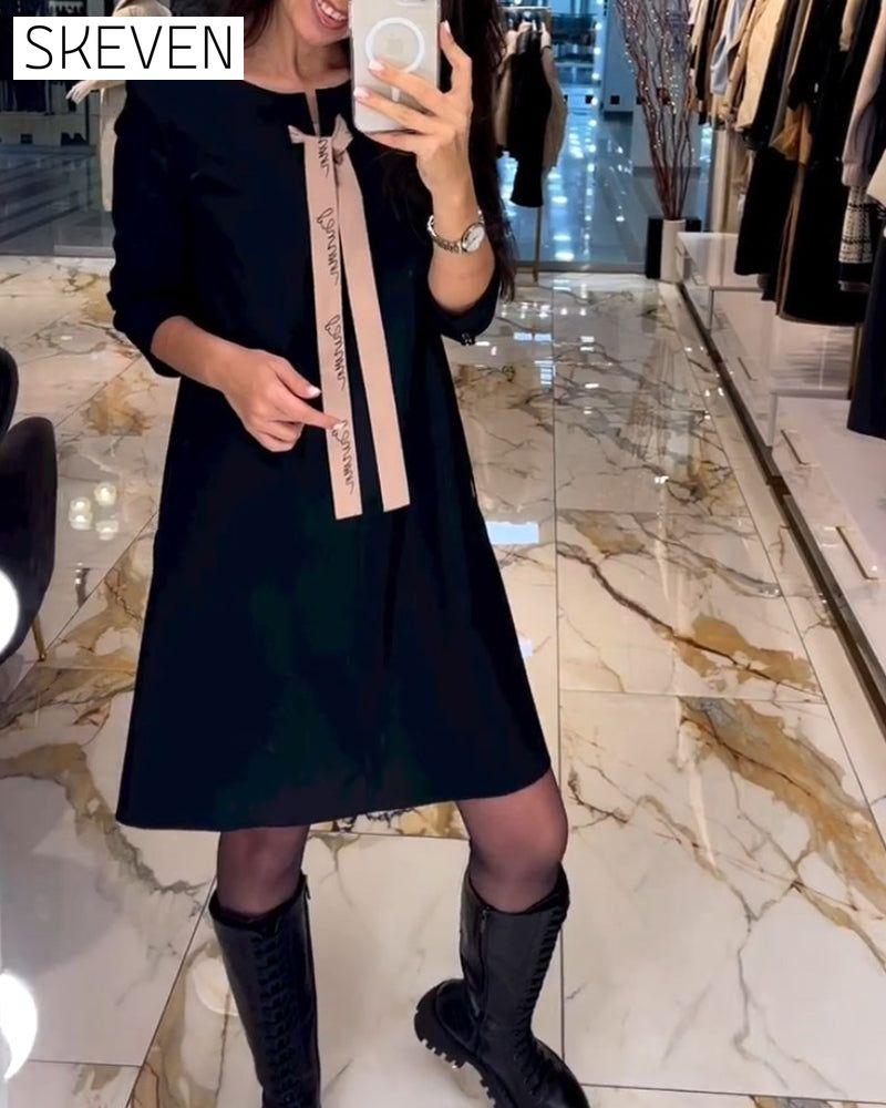 Robe élégante arrivant au genou, à bretelles