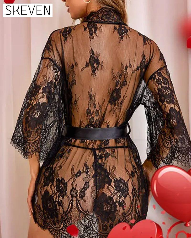 Elegante, einfarbige Pyjamas aus Spitze