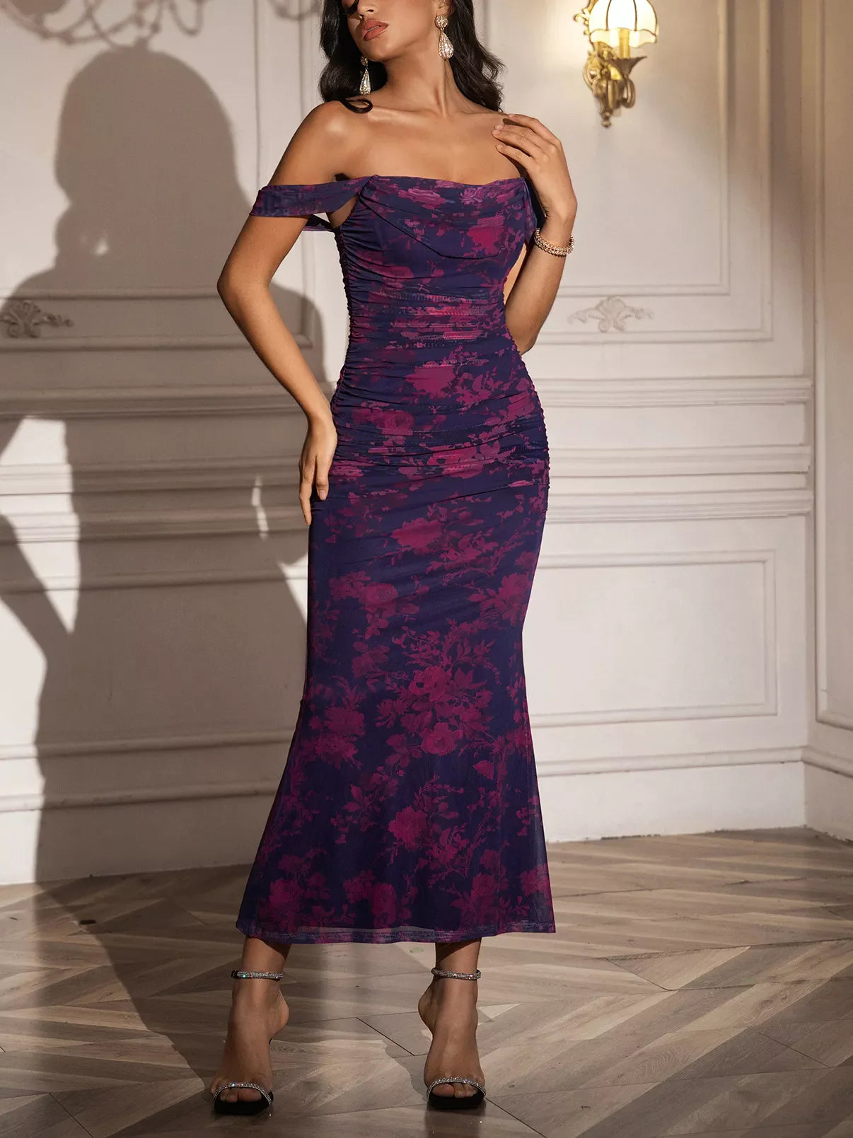 Schulterfreies, gerafftes Meerjungfrauenkleid mit Blumenmuster