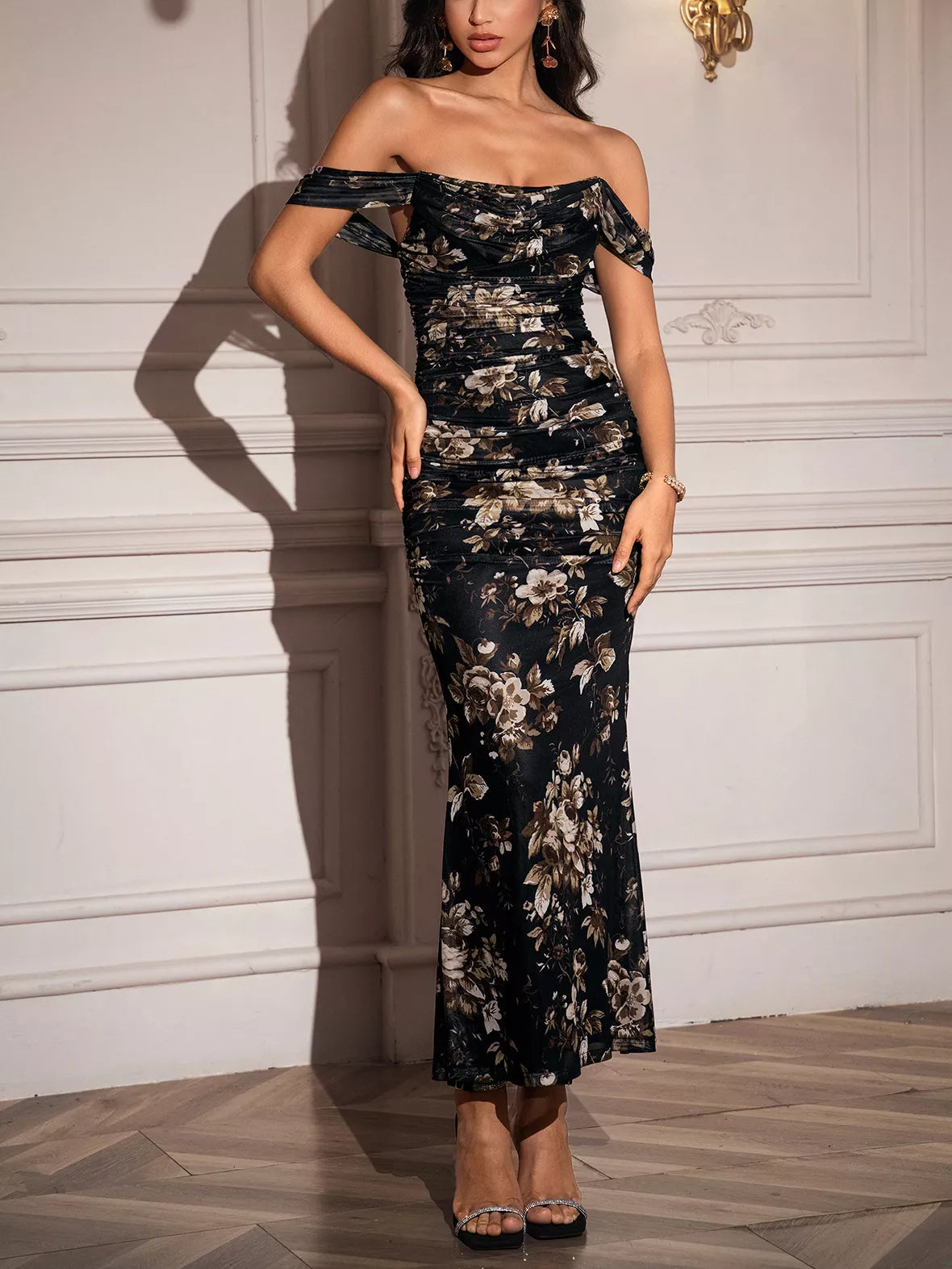 Schulterfreies, gerafftes Meerjungfrauenkleid mit Blumenmuster
