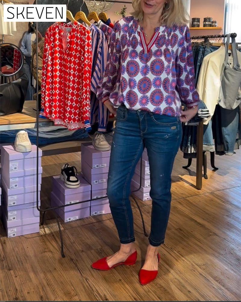 Elegant v-neck blouse with geometric print