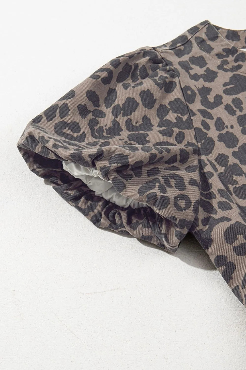Leoparden-Jeanskleid mit Rundhalsausschnitt und Puffärmeln