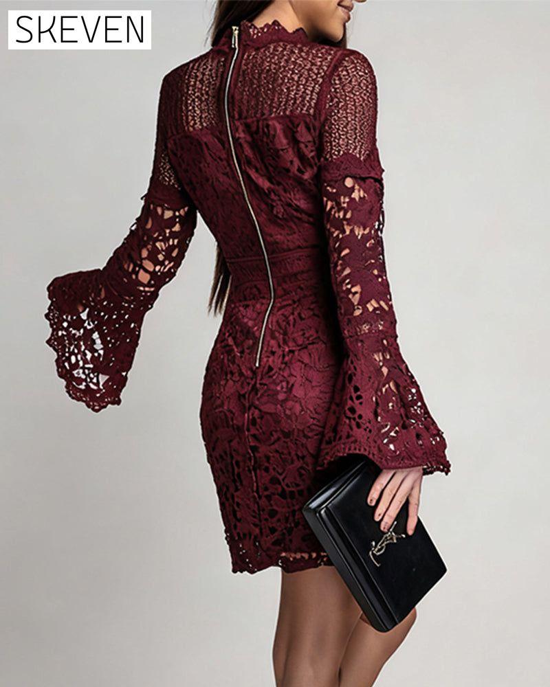 Kleid mit Glockenärmeln und Spitze an der Hüfte