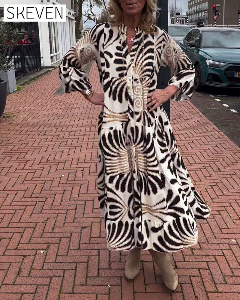 Kleid mit Print und V-Ausschnitt sowie ausgestellten Ärmeln