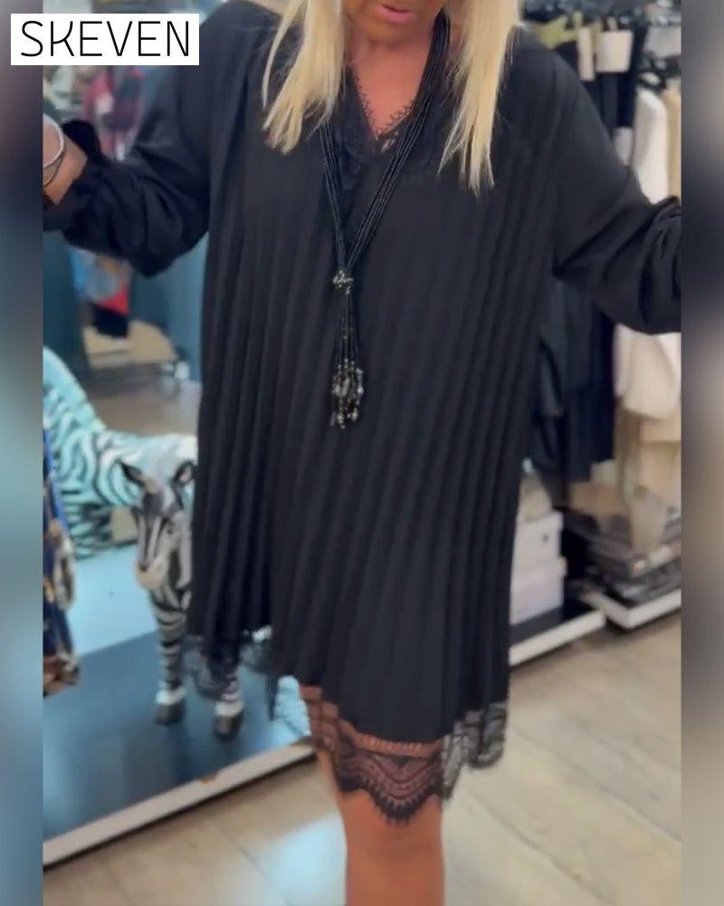 Locker geschnittenes, plissiertes Kleid mit Spitzenbesatz