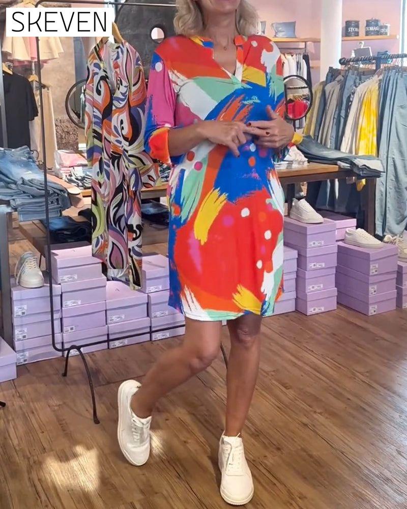 Elegantes Kleid mit farbenfrohem Print und V-Ausschnitt